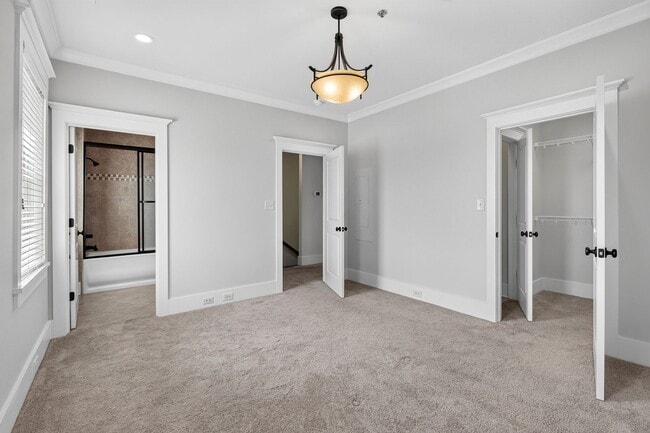 Building Photo - Luxury Condo!