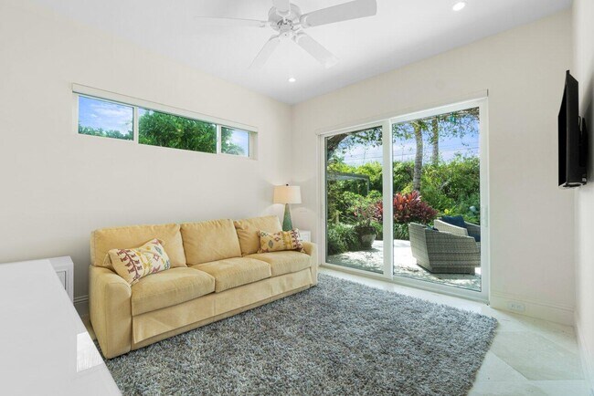 Building Photo - 1212 Hillsboro Mile