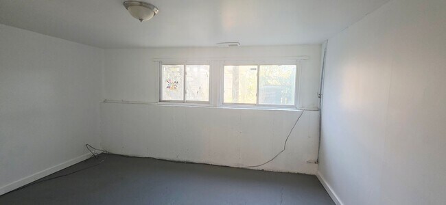 Building Photo - Updated & Move-In Ready Townhouse in Prime...