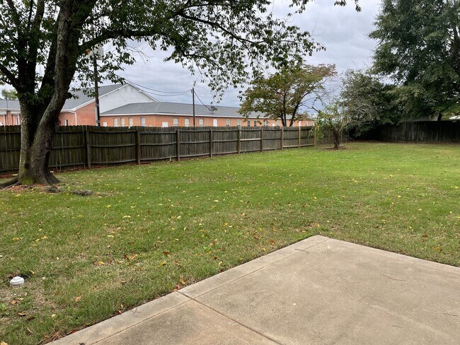 Building Photo - Cute 3 Bed 2 Bath with Fenced Yard