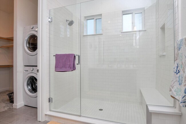 Building Photo - Waterfront Beauty