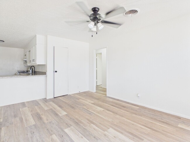 Building Photo - Cute 2 bed 1 bath you don't want to miss!