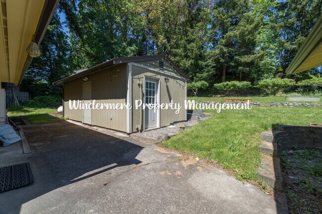 Building Photo - Peaceful and bright 3 bed in Kingston, walk to ferry, with Dry Sauna!