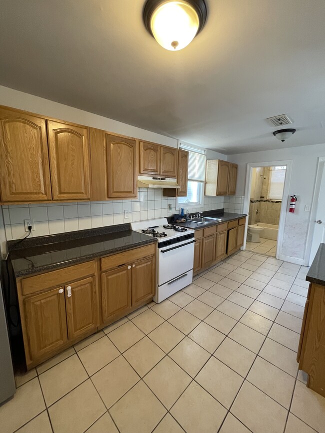 Full Kitchen - 21 Wainwright St