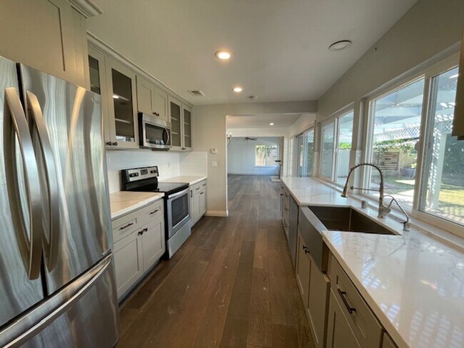 Building Photo - Light Bright 4 bedroom in Irvine