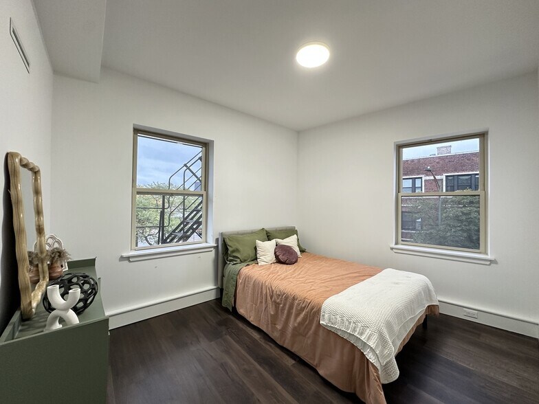 Building Photo - 1555 W Hollywood Ave