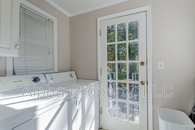 Building Photo - 4 Long Hill St