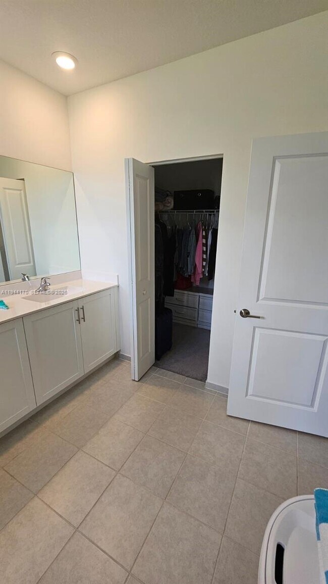 Building Photo - 1146 SE 26th Ter