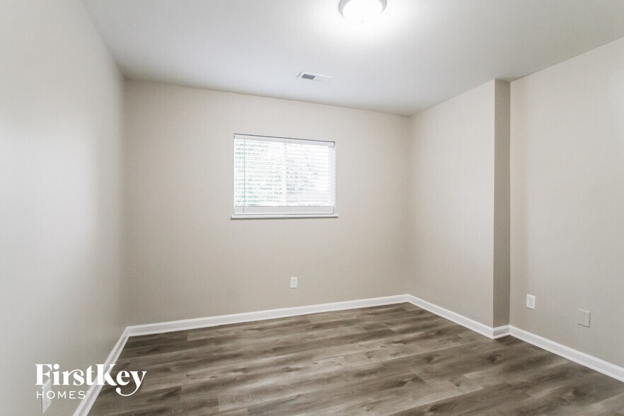 Building Photo - 410 Grovewood Dr