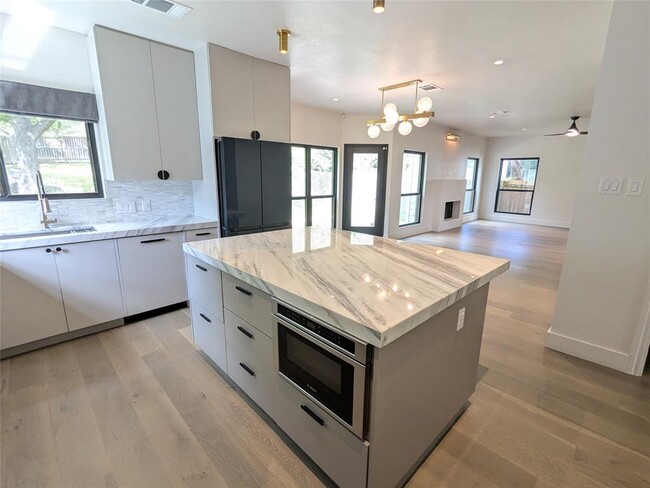 Building Photo - 9257 Scenic Bluff Dr