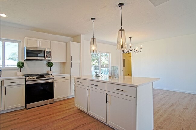 Building Photo - UPTOWN UPDATED 3/BD 2/BA 1/CG