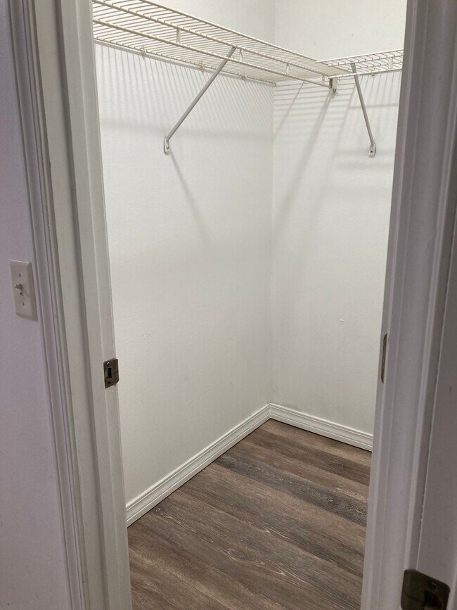 Building Photo - 7219 Pro Ln