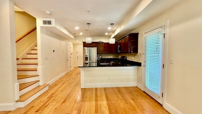 Building Photo - 865 Lagrange St