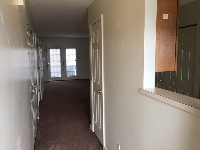 Building Photo - 2 Bed, 1.5 Bath Apartment in Shelbyville!