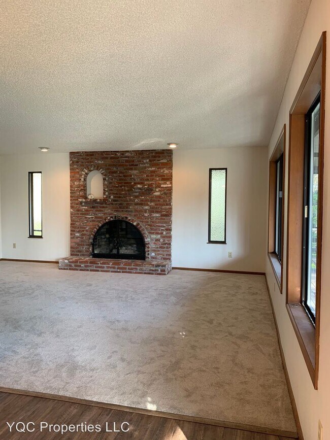 Building Photo - 1504 NE 115th St