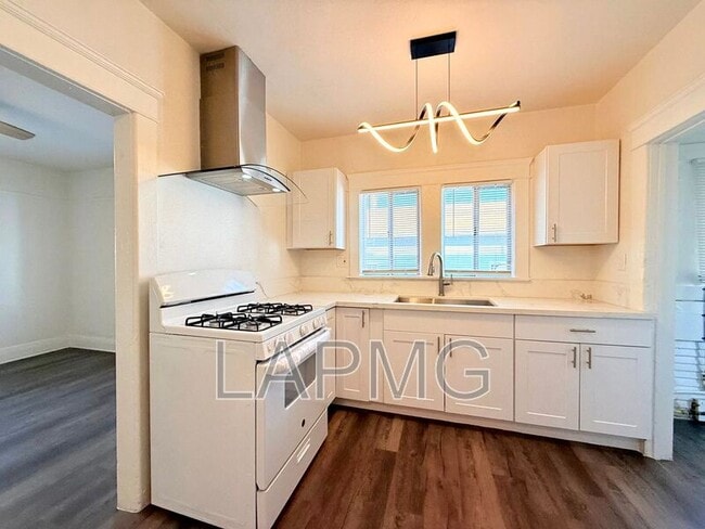 Building Photo - 1910.5 Daly St