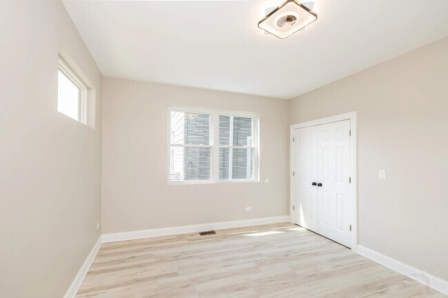 Building Photo - 1044 N Springfield Ave