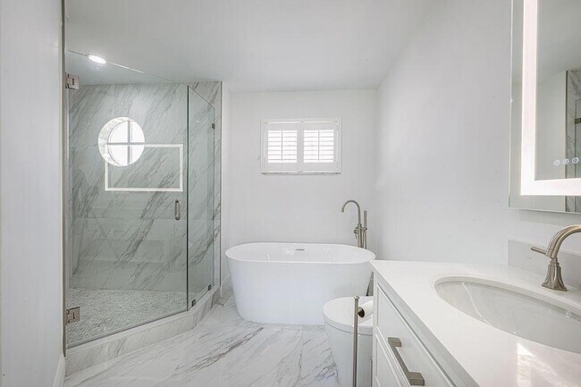 Building Photo - 18157 SE Fairview Cir