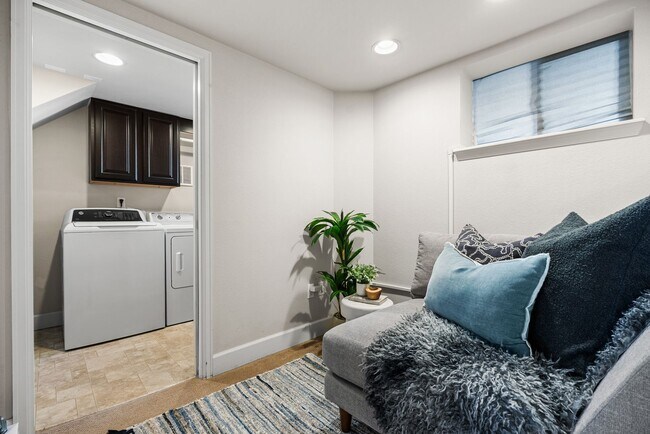 Building Photo - Available NOW! 3 Bedroom 2 Bath Beautiful Home in Sunny Side!