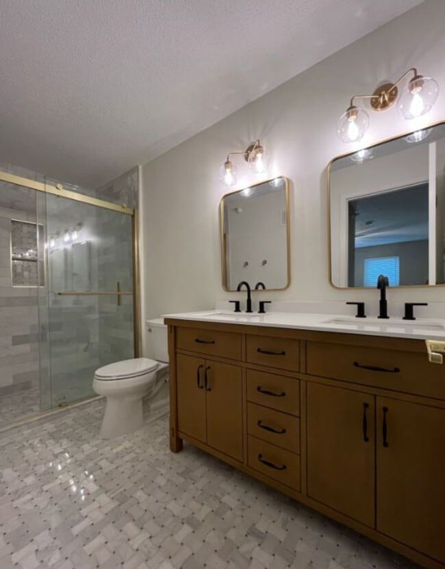 Building Photo - Stylish North Loop Living for $3,499/month...