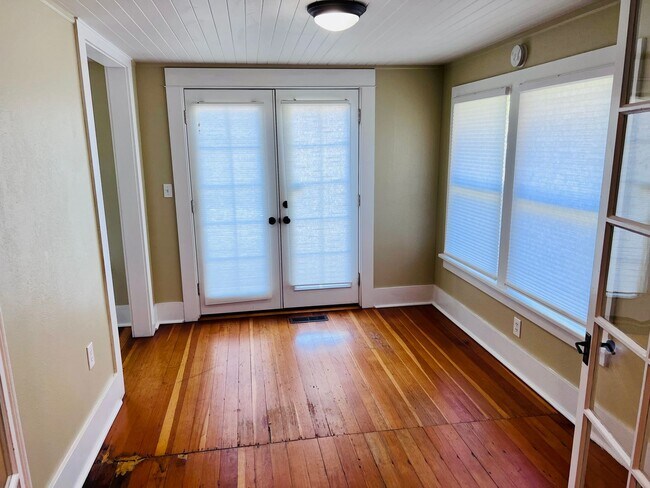 Building Photo - Craftsman Beauty Tucked into Mt.Scott-Arleta