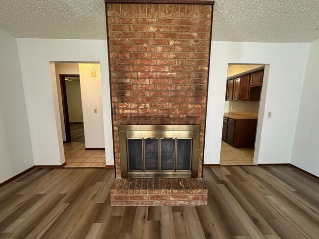 Building Photo - 2 Bedroom 1.5 Bath