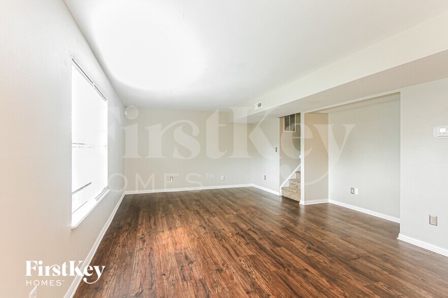 Building Photo - 2814 Rothe Ln