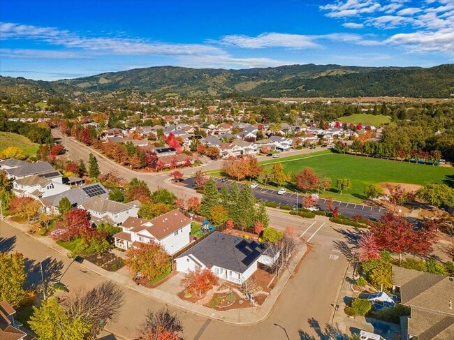 Building Photo - 302 Laurel Ct