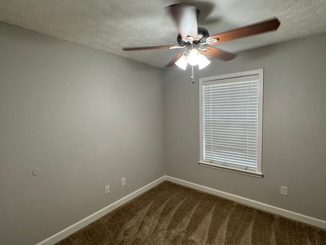 Building Photo - Lovely Brick Home!