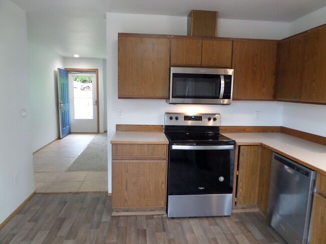 Building Photo - Great 3-Bedroom Duplex in North Tacoma - T...