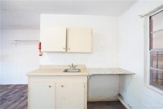 Building Photo - 130 N Texas Ave