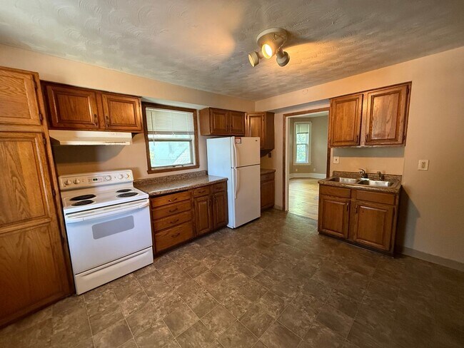 Primary Photo - 719 Edmund Ave W