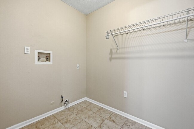 Building Photo - Prime Niceville Location!
