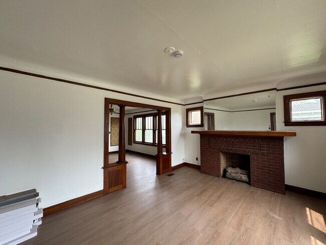Building Photo - 11125 Cloverlawn Ave