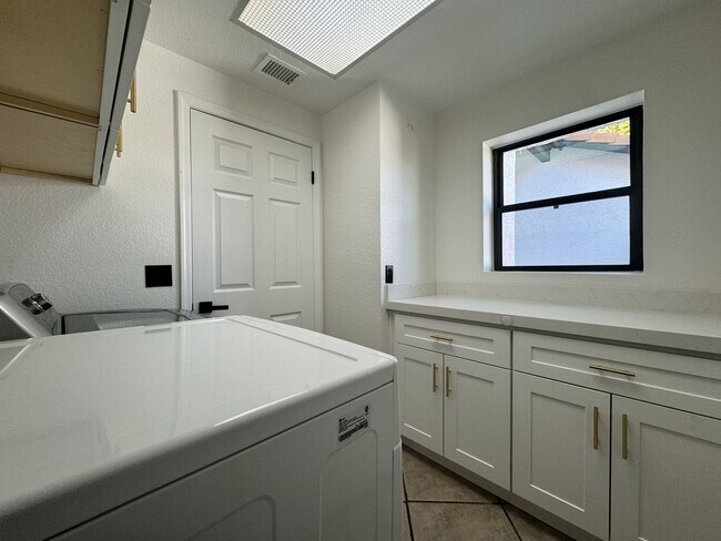 Building Photo - BEAUTIFUL 3 BEDROOM 3 BATH CORNER LOT WITH POOL AND LARGE BACKYARD NORTH SCOTTSDALE