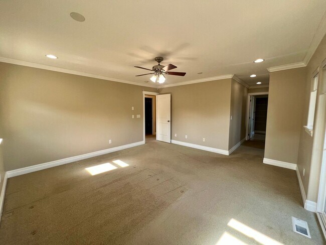 Building Photo - Beautiful 3 Bedroom in Private Community!