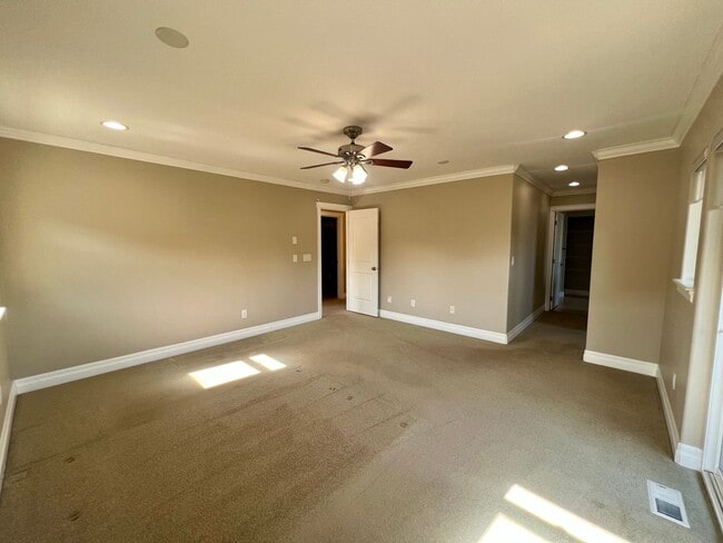 Building Photo - Beautiful 3 Bedroom in Private Community! HALF OFF FIRST MONTHS RENT!