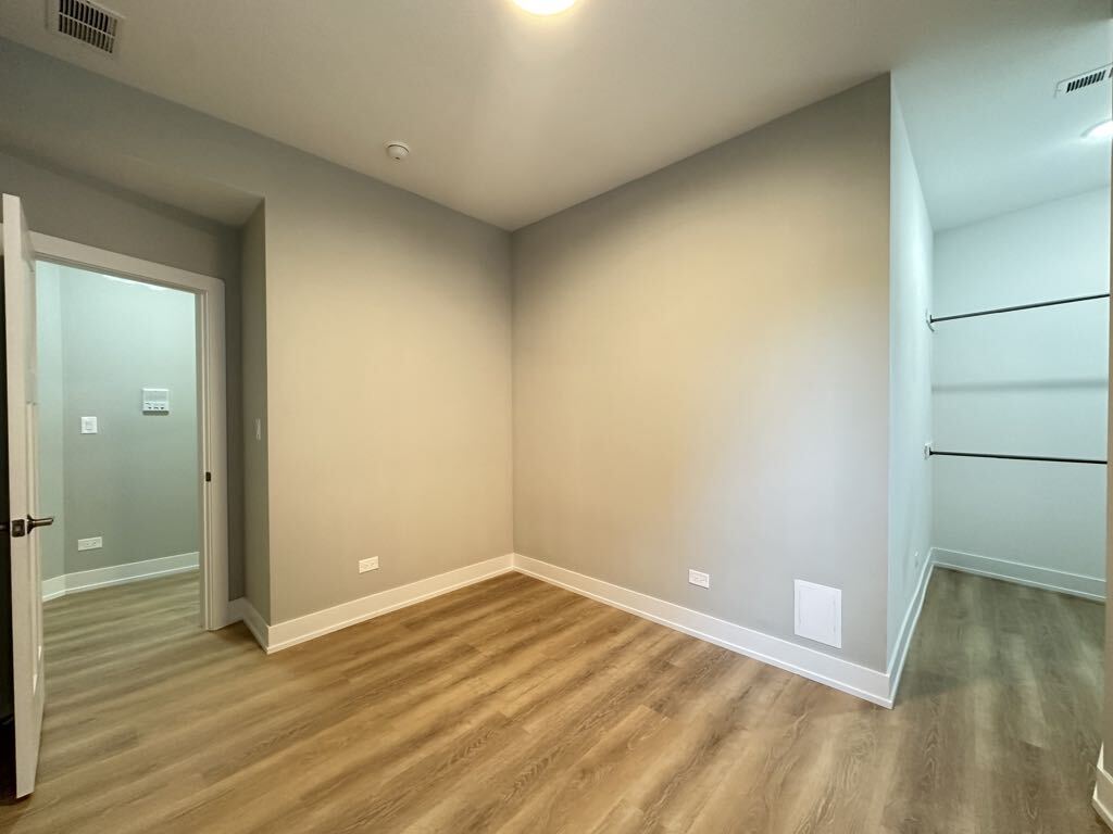 Building Photo - 419 W Belden Ave