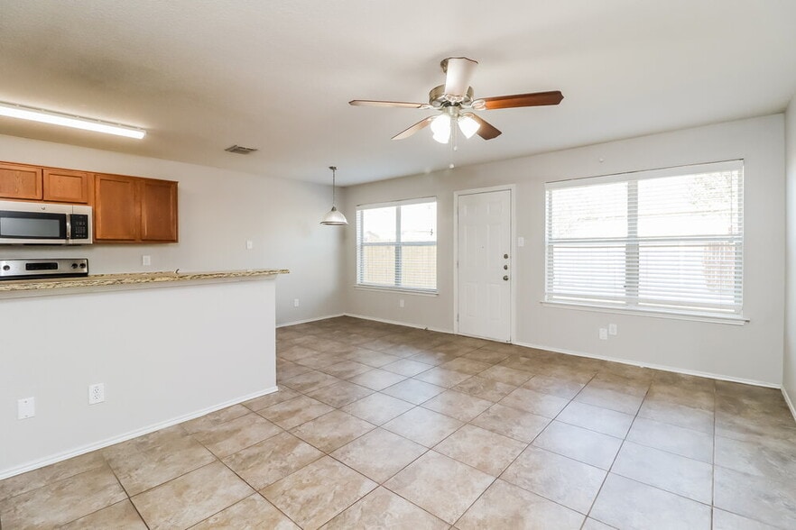 Building Photo - 10628 Wild Oak Dr