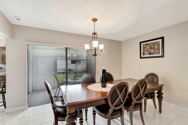 Building Photo - 4660 Greentree Pl