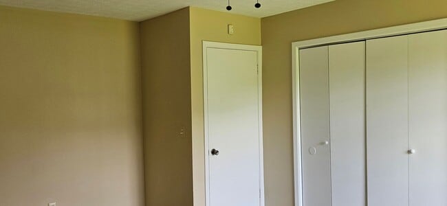 Building Photo - Cozy house on cul-de-sac walking distance ...