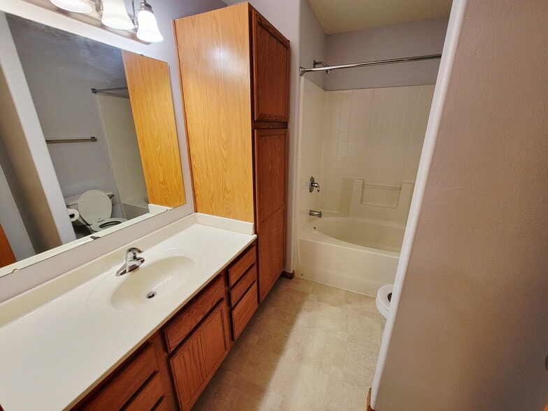 Building Photo - 162 Broadmoor Ln
