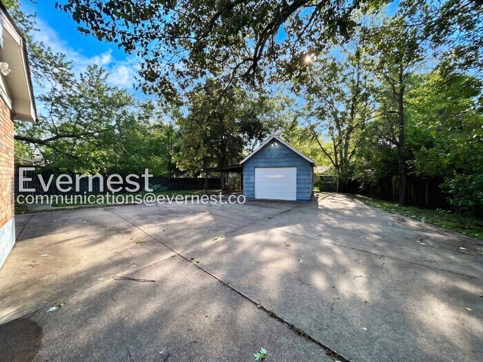 Building Photo - 212 New Shackle Island Rd