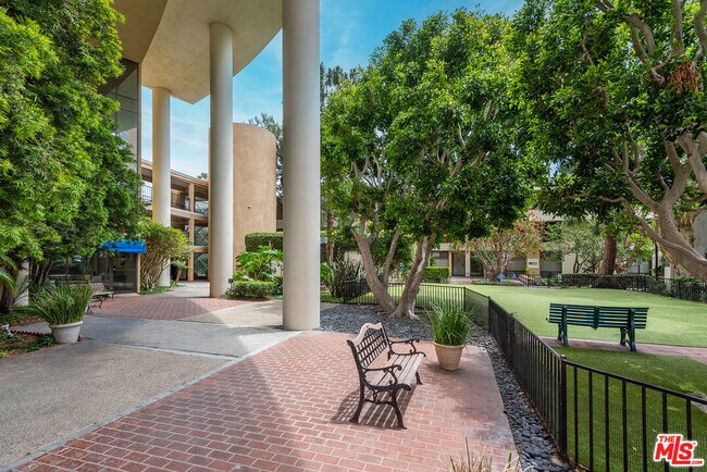 Building Photo - 4265 Marina City Dr