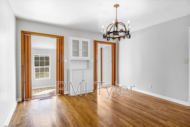 Building Photo - 805 Wilma St