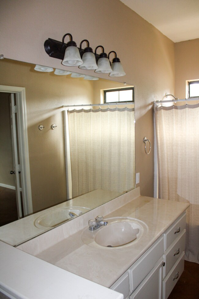 Building Photo - 208 Garden Dr