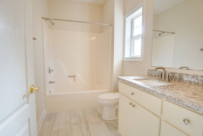 Building Photo - Festive Move-In Special! 4BR/3BA Lenox Gem...