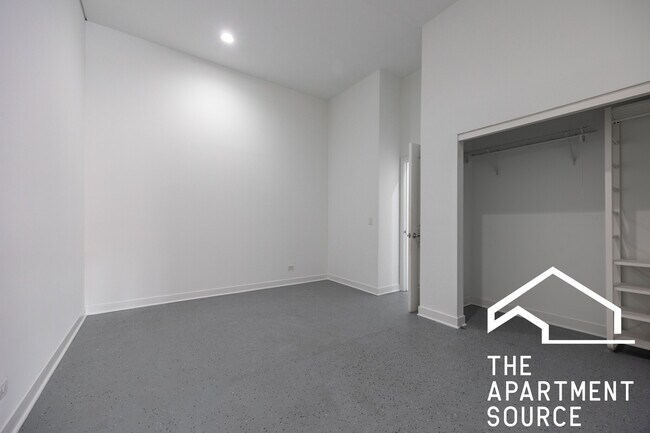 Building Photo - 1002 W Lake St