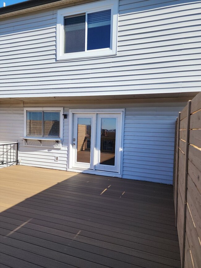 Building Photo - 3 bed, 2.5 bath Townhome, Amazing New Deck...