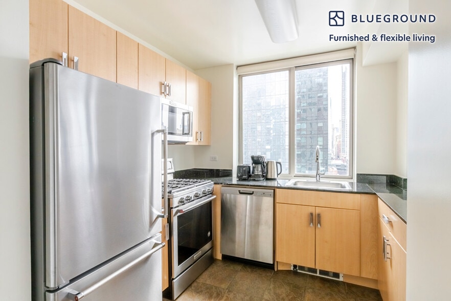 Building Photo - 561 10th Ave